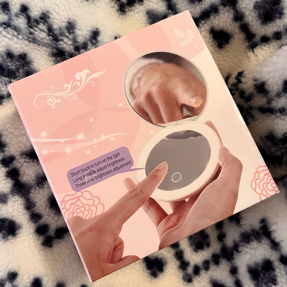 LED Touch Control Compact Mirror - Picture 4 of 4